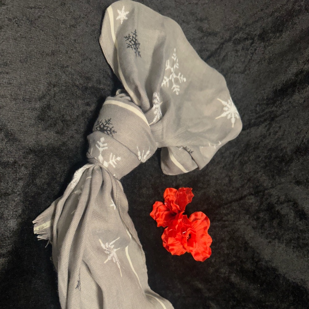 APT 9. Snowflake Scarf NWT